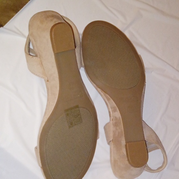 Women's Wedge Sandals - Picture 4 of 6